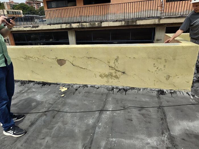 Grieta horizontal en el parapeto de una azotea evaluada tras un sismo en Caracas