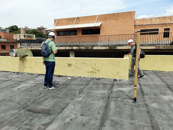 Levantamiento con mira topográfica en la azotea de un edificio inspeccionado en Caracas